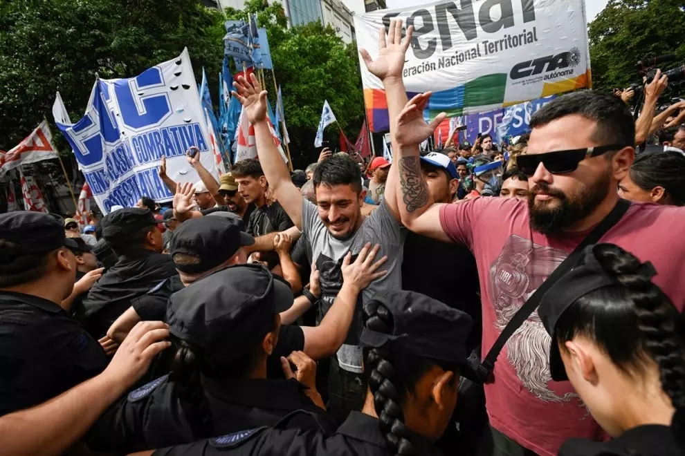 Los argentinos protestan por el aumento de la pobreza en los primeros meses de Gobierno de Milei