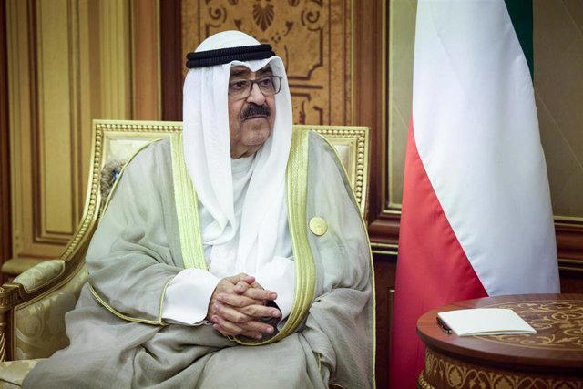 El emir de Kuwait disuelve el Parlamento alegando «violaciones constitucionales» en medio de la crisis política