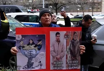 Morenistas protestan en evento de Xóchitl Gálvez en la American Society