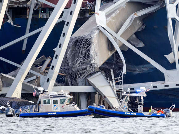 Un barco choca contra el mayor puente de Baltimore y lo derrumba mientras estaba abierto al tráfico
