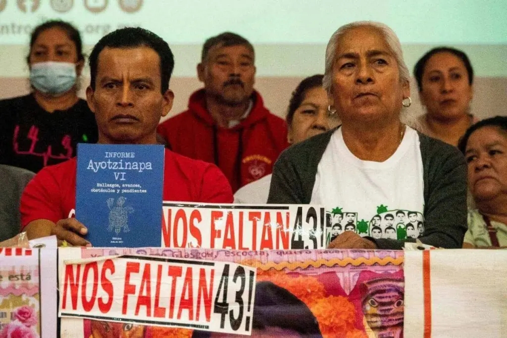 Padres de estudiantes de Ayotzinapa instalan plantón en el Zócalo después de marchar por CDMX